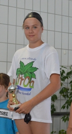 Julia Nahrstedt mit dem Siegerpokal